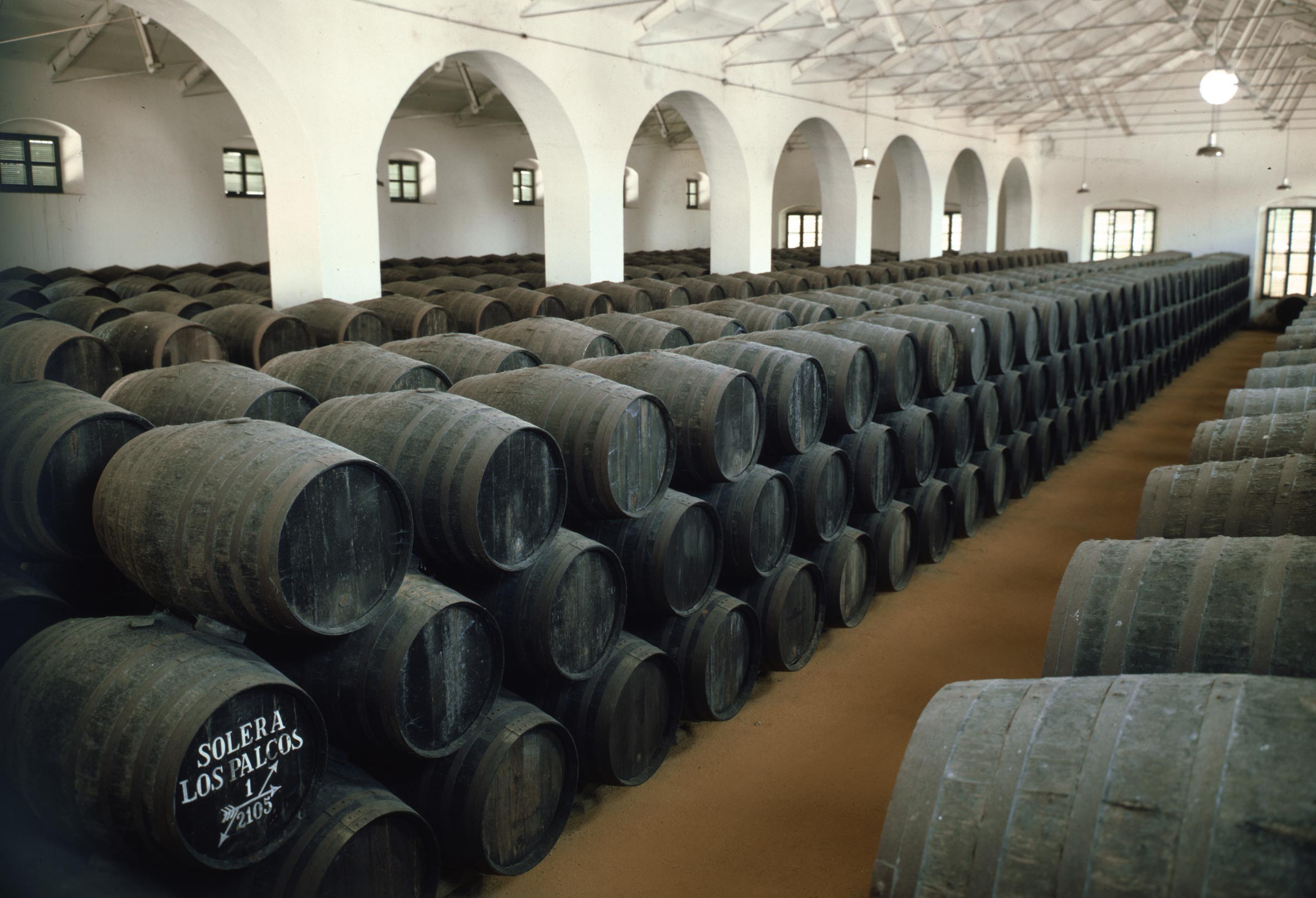 Arcos blancos y botas de crianza de la bodega Los Palcos